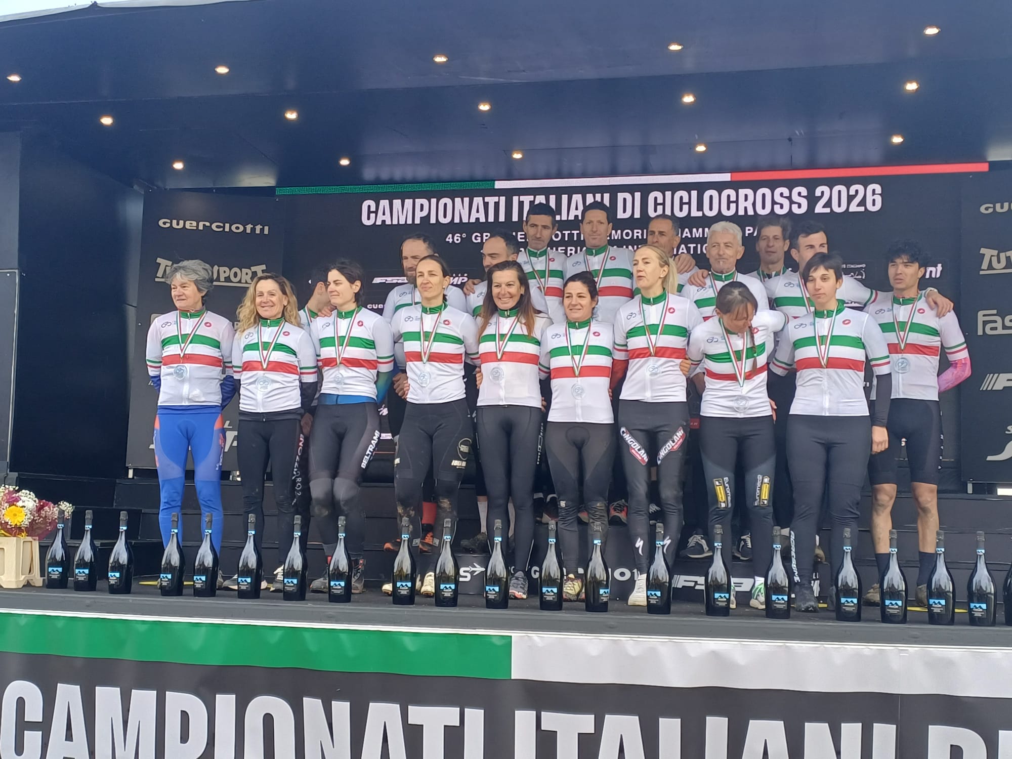 Agonisti - Squadra al completo sul palco dei Campionati Italiani