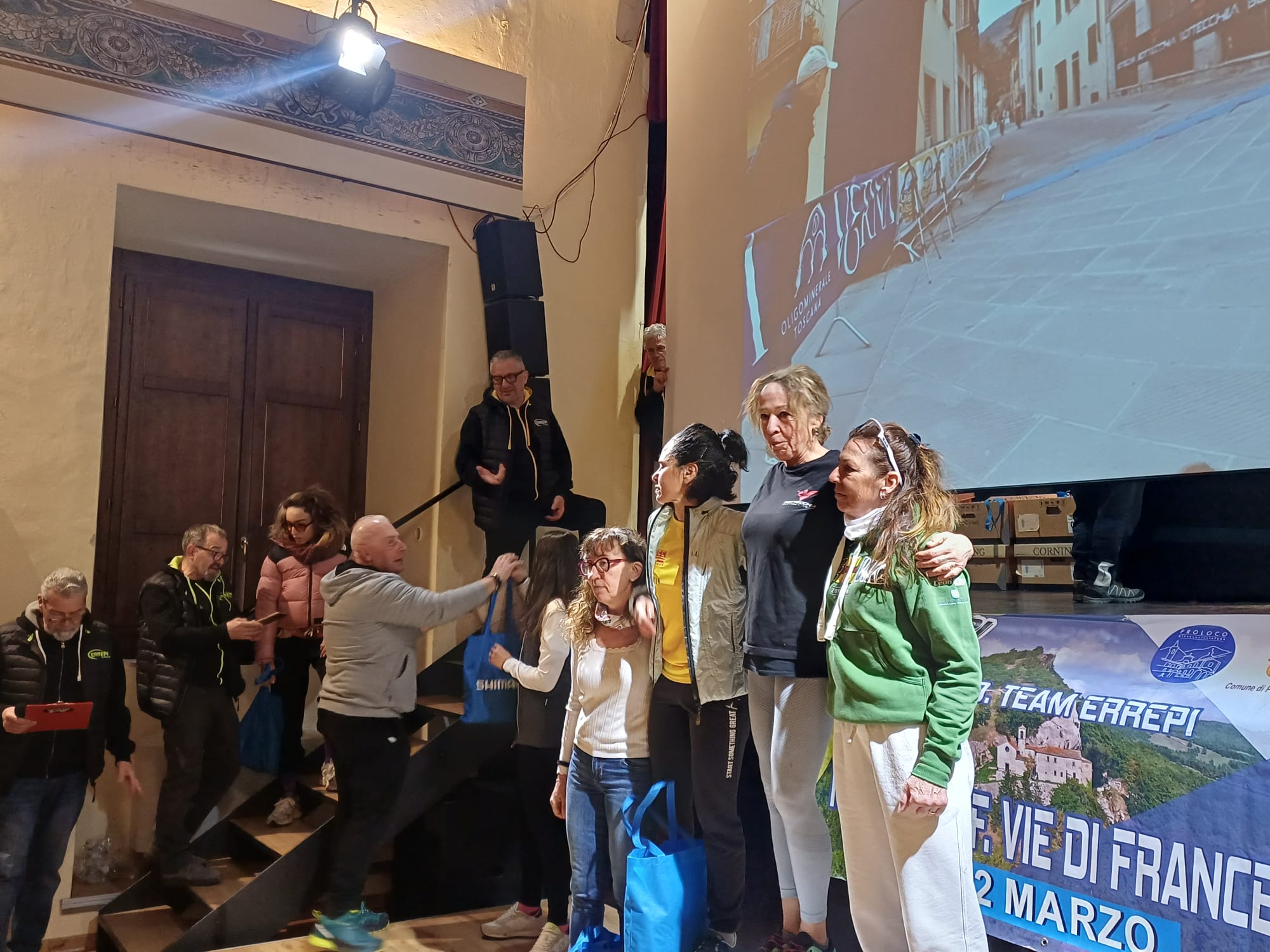 Agonisti - Abbraccio sul palco alla premiazione Vie di Francesco