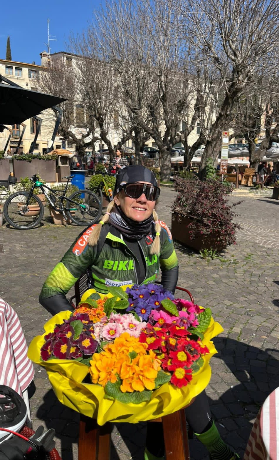 Agonisti - Luisa con bouquet di fiori dopo la gara