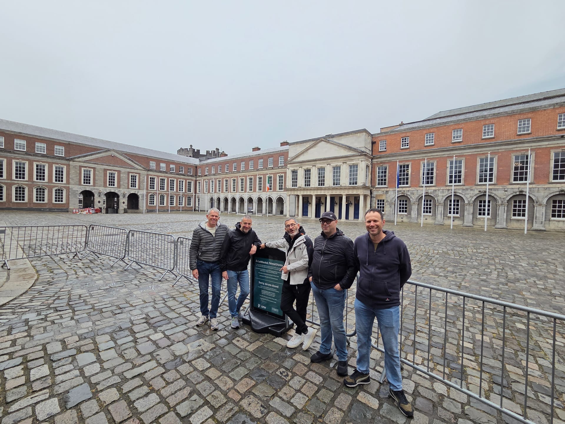 Foto di gruppo nel cortile del Dublin Castle