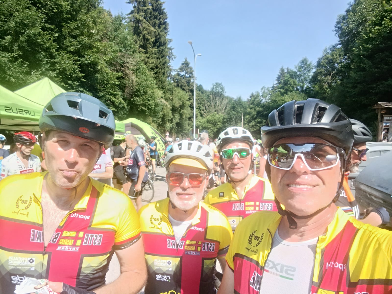Soci EsteBike al ristoro lungo la salita