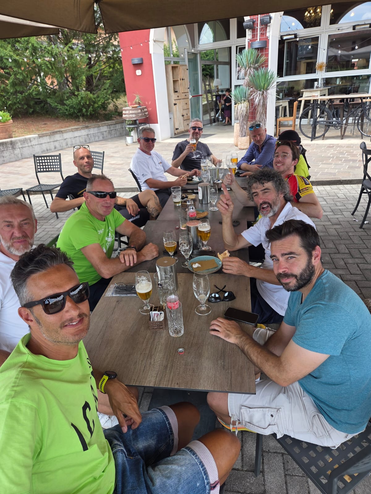 Birra e racconti al termine del giro