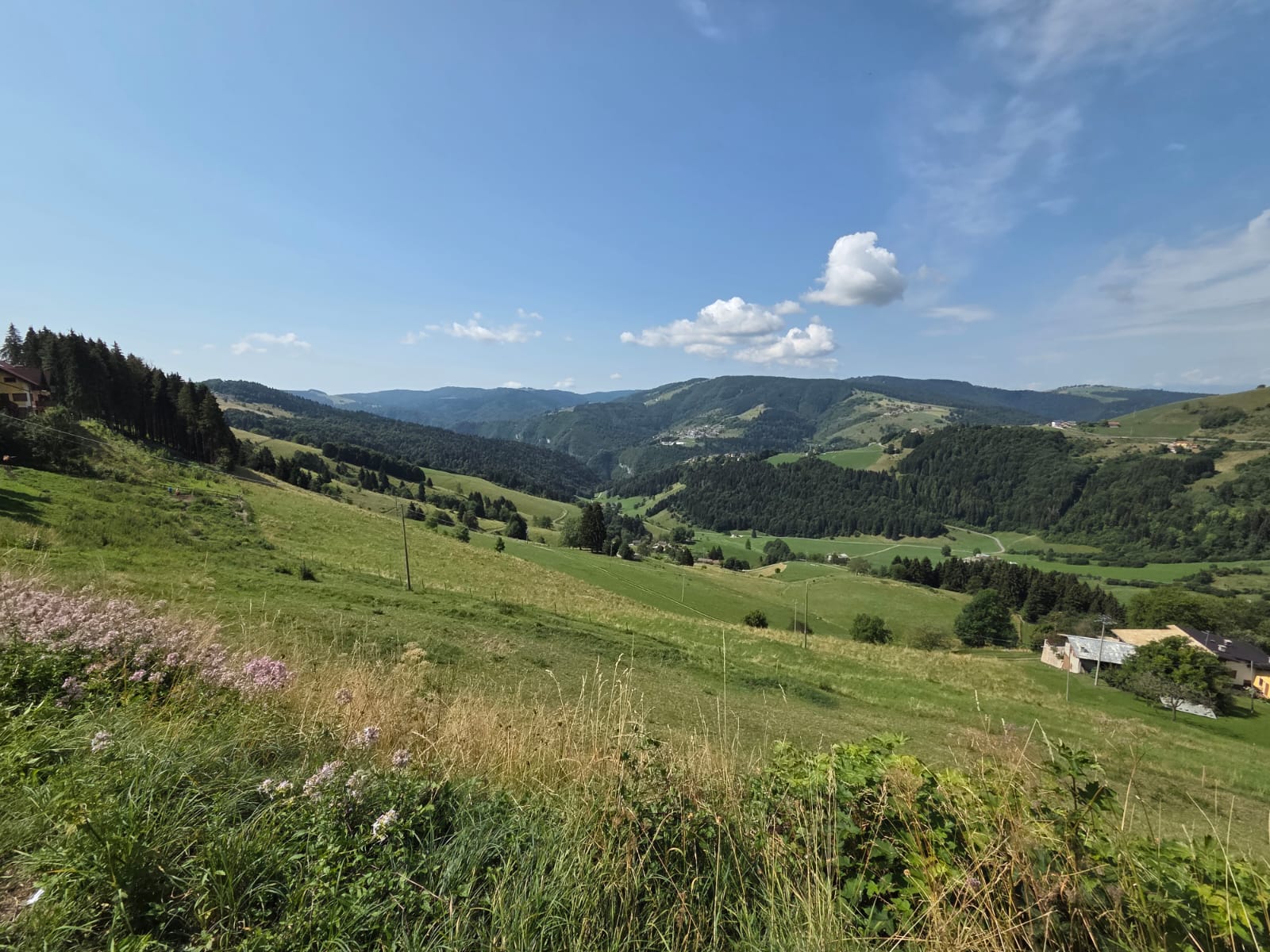 Pascoli e panorama sull'Altopiano dei Sette Comuni