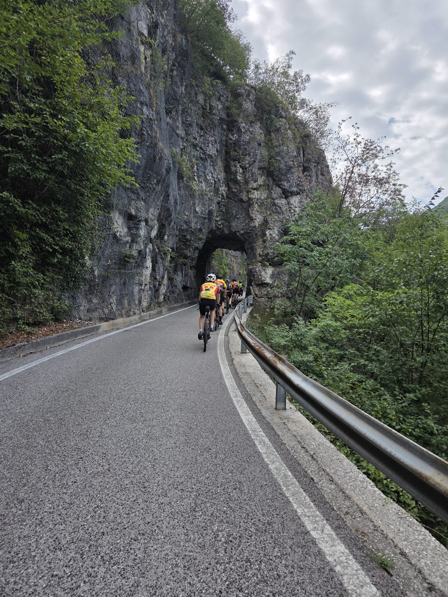 In salita verso la galleria scavata nella roccia