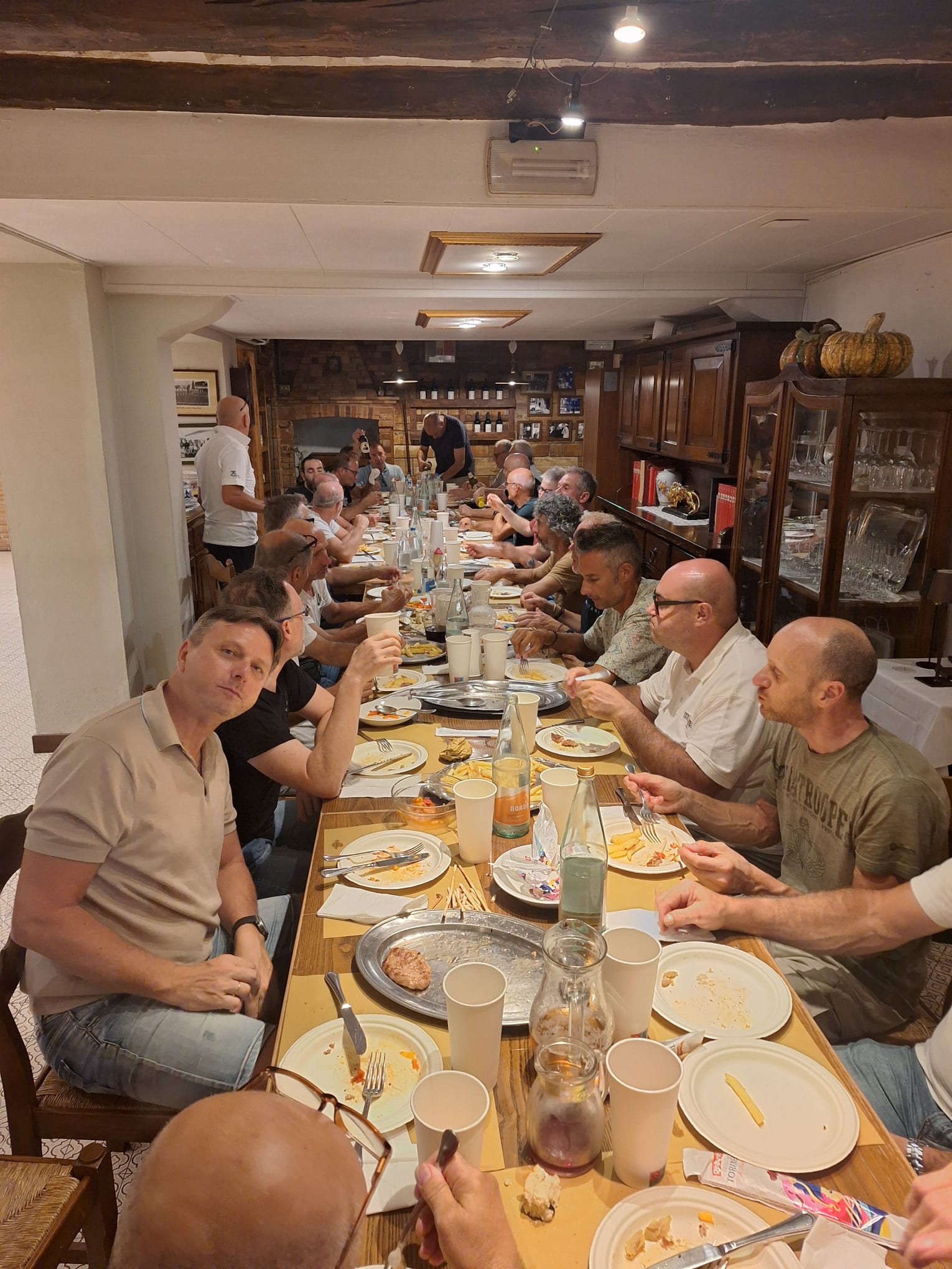 Cena d'estate al Leon d'oro: trenta a tavola e un discorso da annali